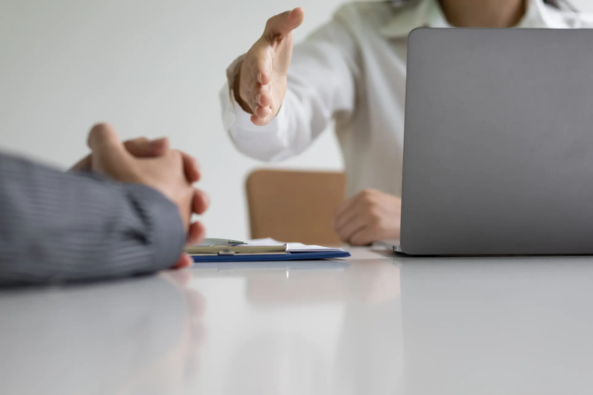 Técnico valorando el trabajo de limpieza necesario en una vivienda