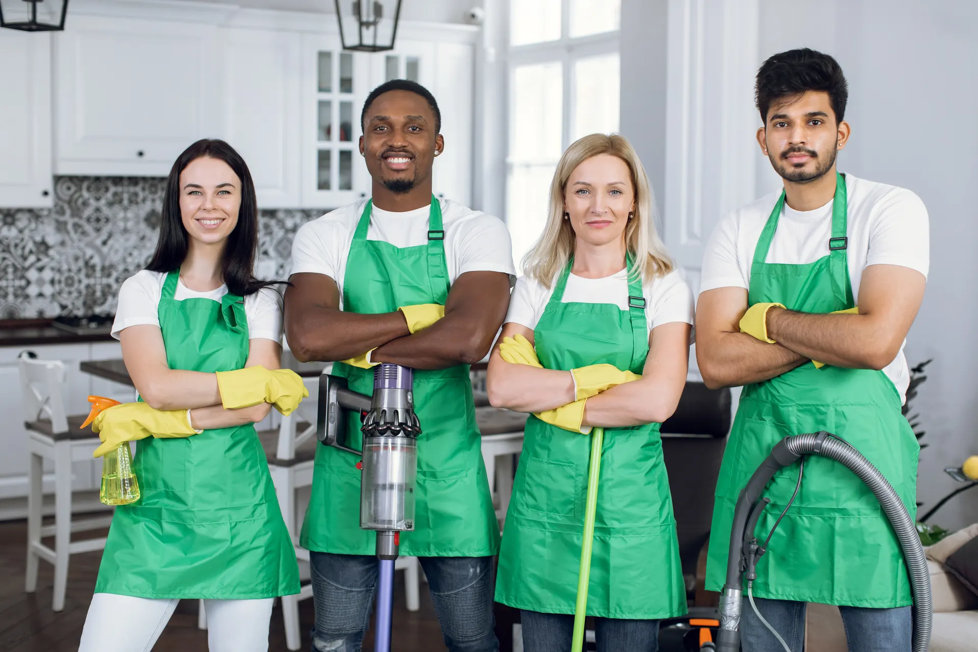 Profesionales de limpieza trabajando en el interior de una vivienda
