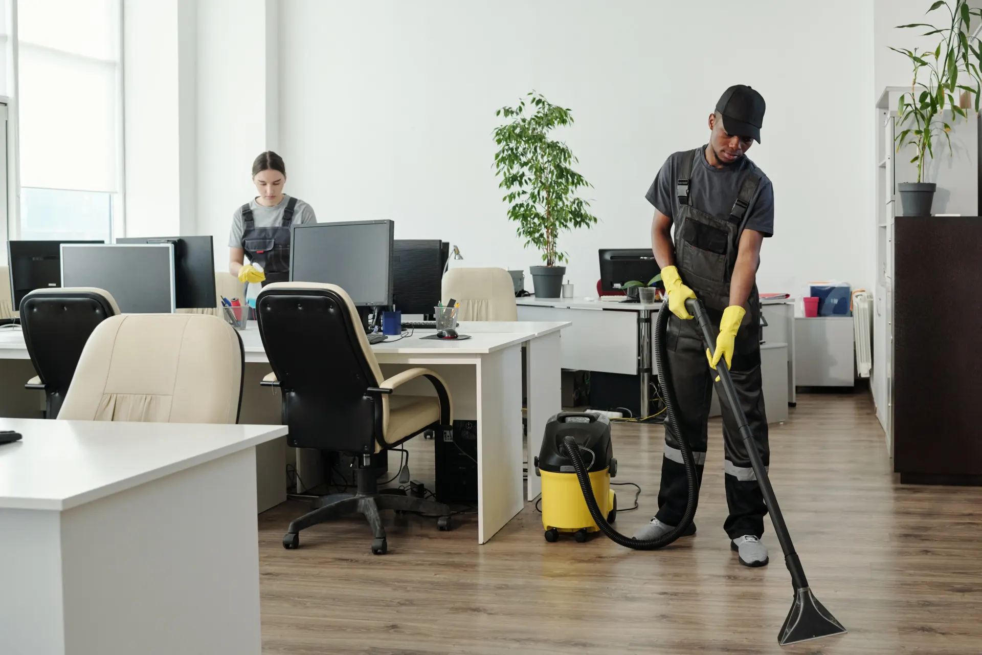 Limpieza profesional de un espacio de trabajo en Barcelona