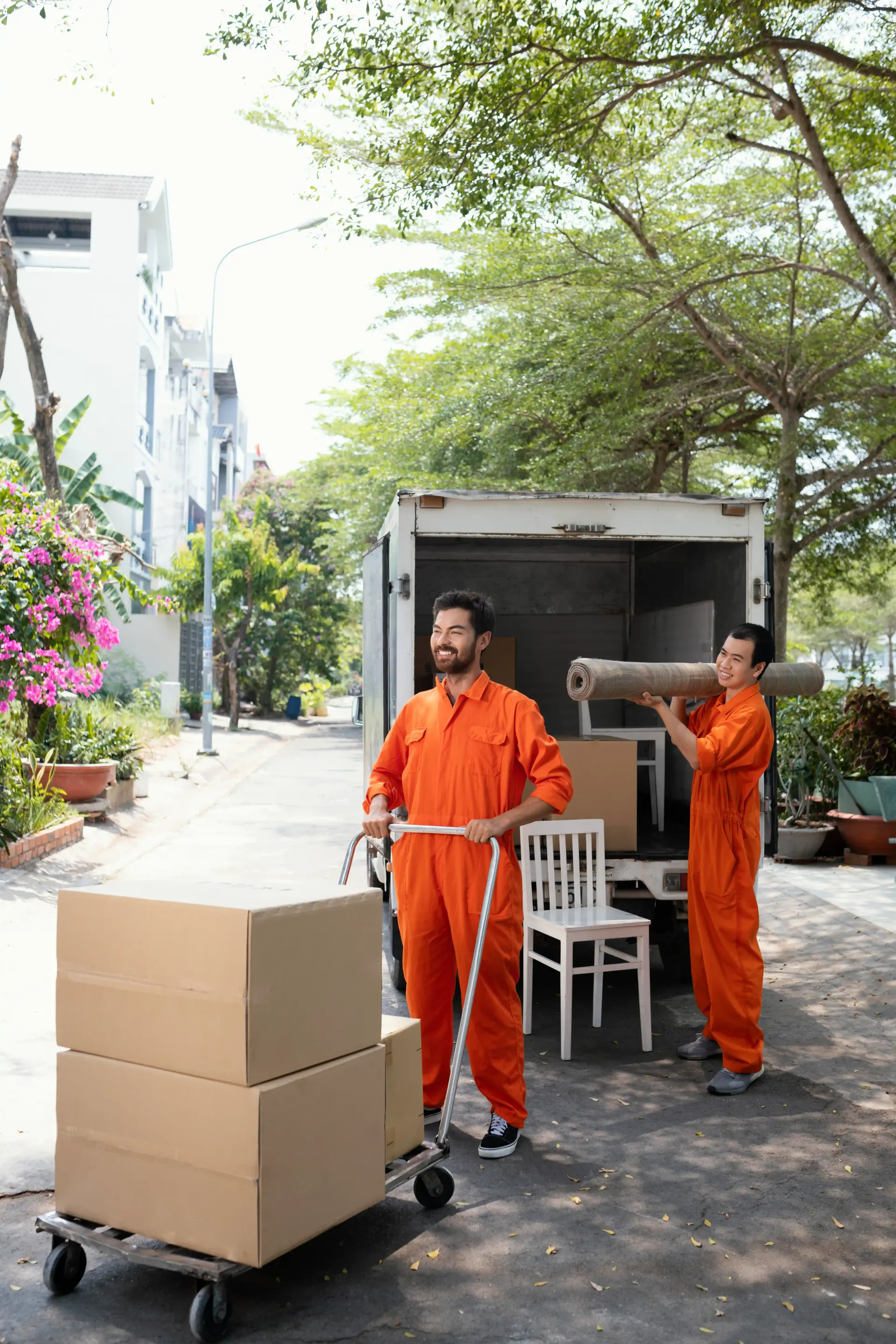 Equipo profesional de mudanzas trasladando cajas