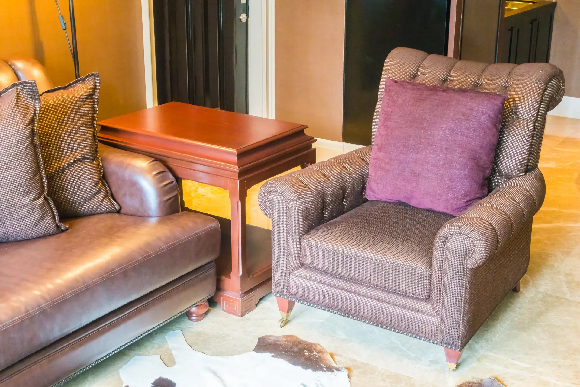 Muebles de segunda mano separados para su venta durante una mudanza
