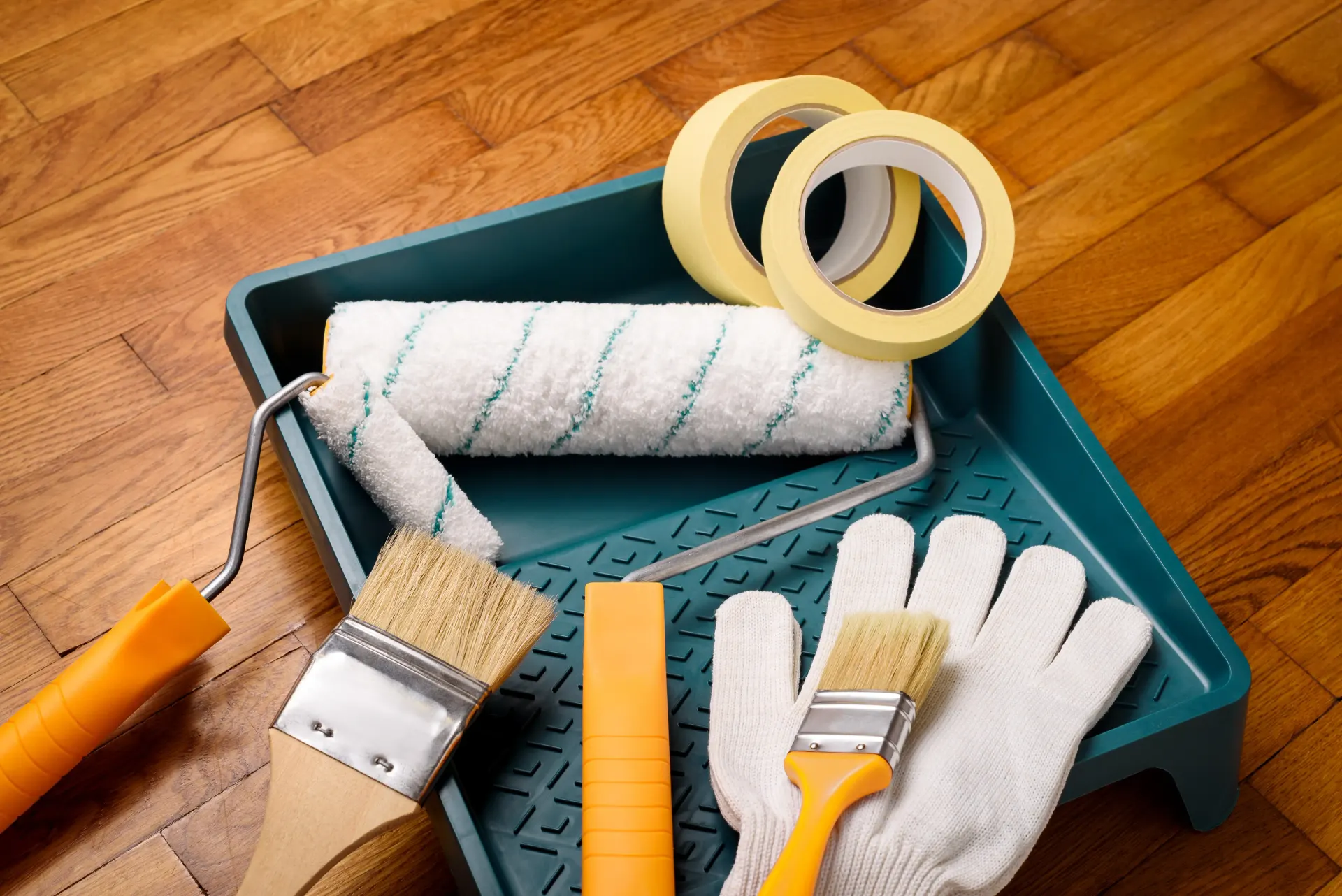 Pintor trabajando en el interior de una vivienda en Barcelona
