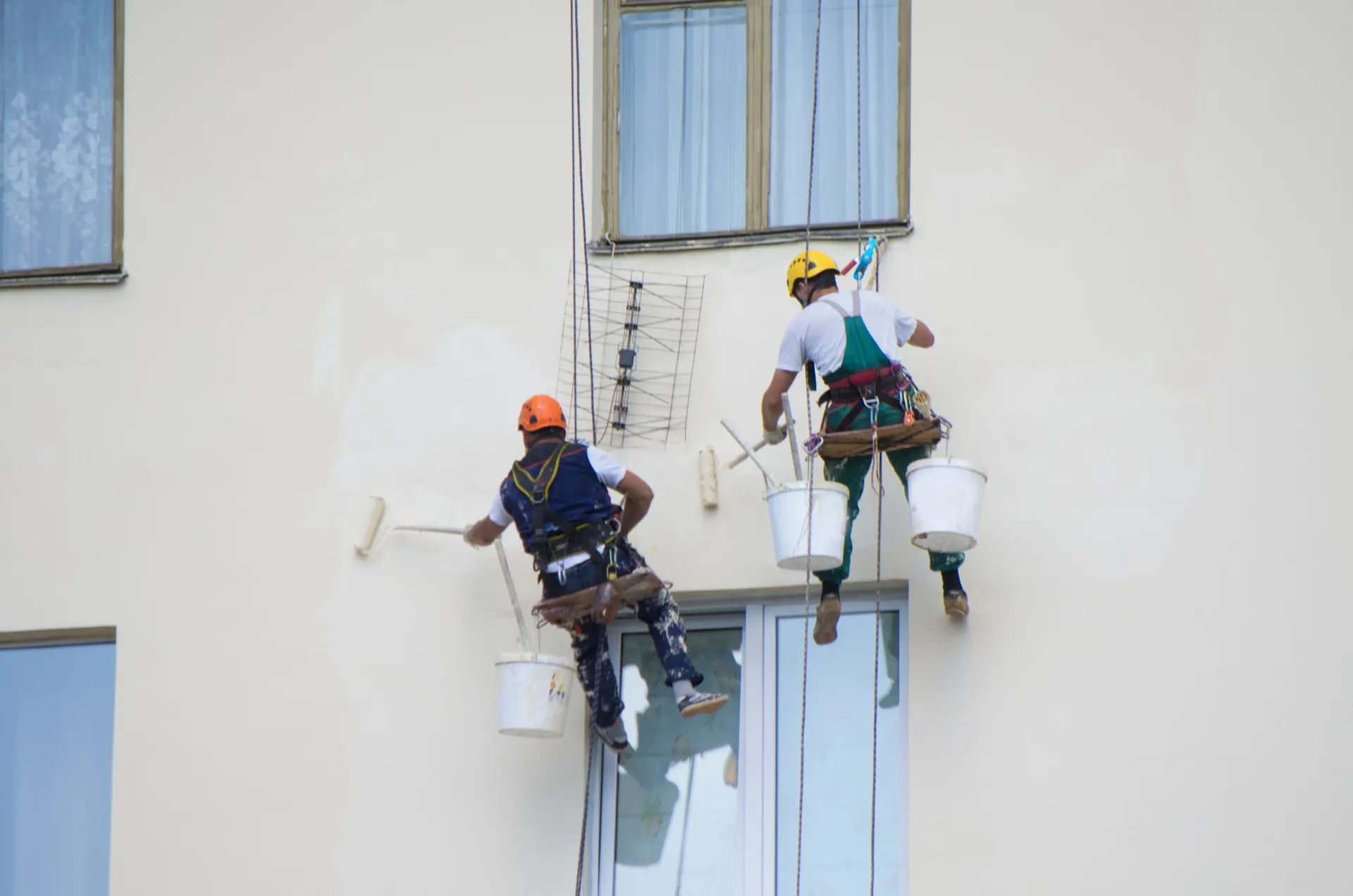 Pintores profesionales trabajando en una vivienda