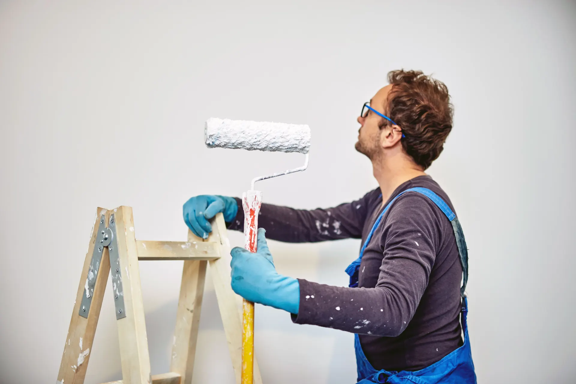 Aplicación de pintura en un espacio interior