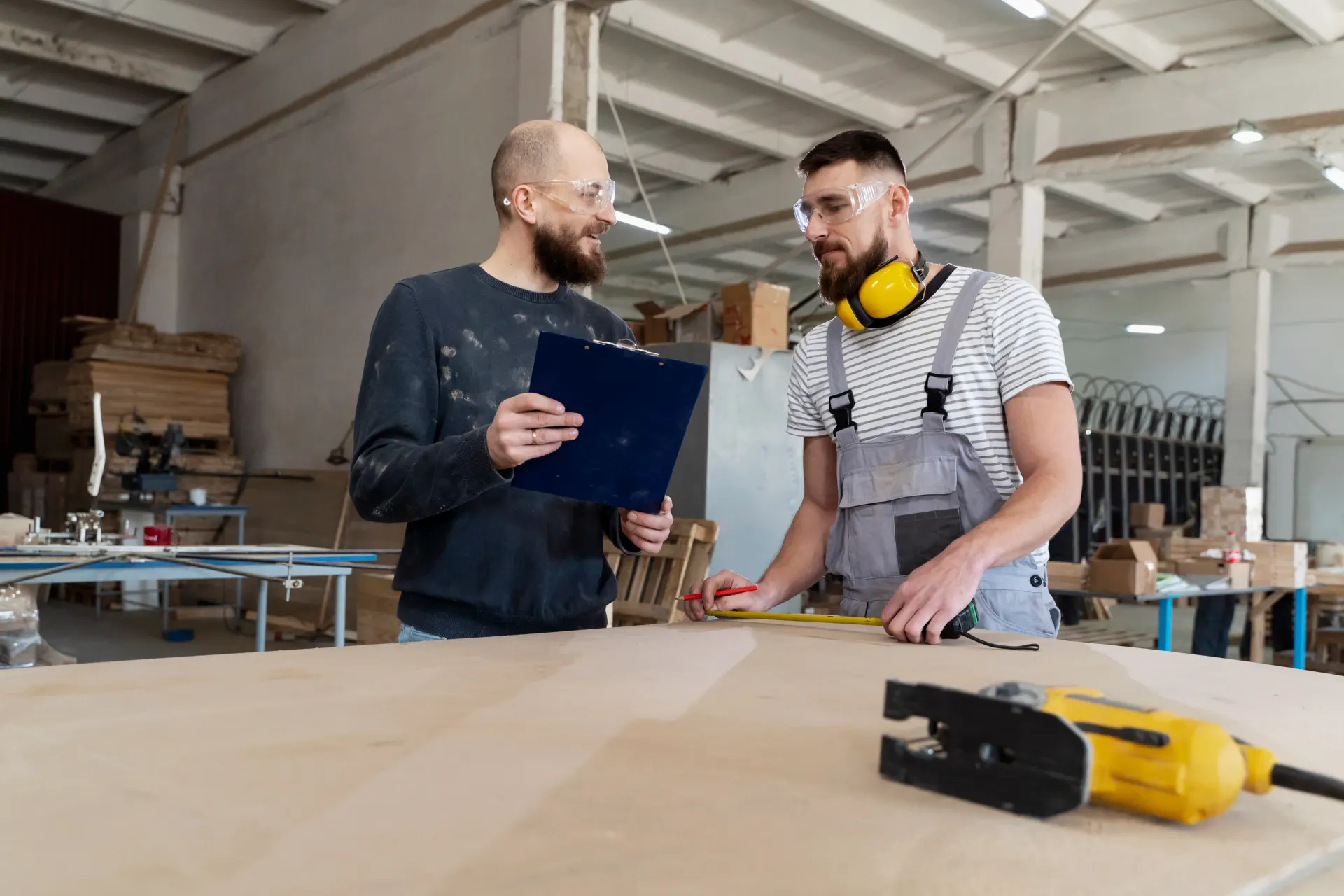 Equipo profesional cargando muebles retirados de una vivienda