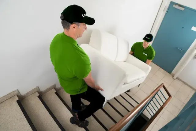 Retirada de un mueble del interior de un domicilio