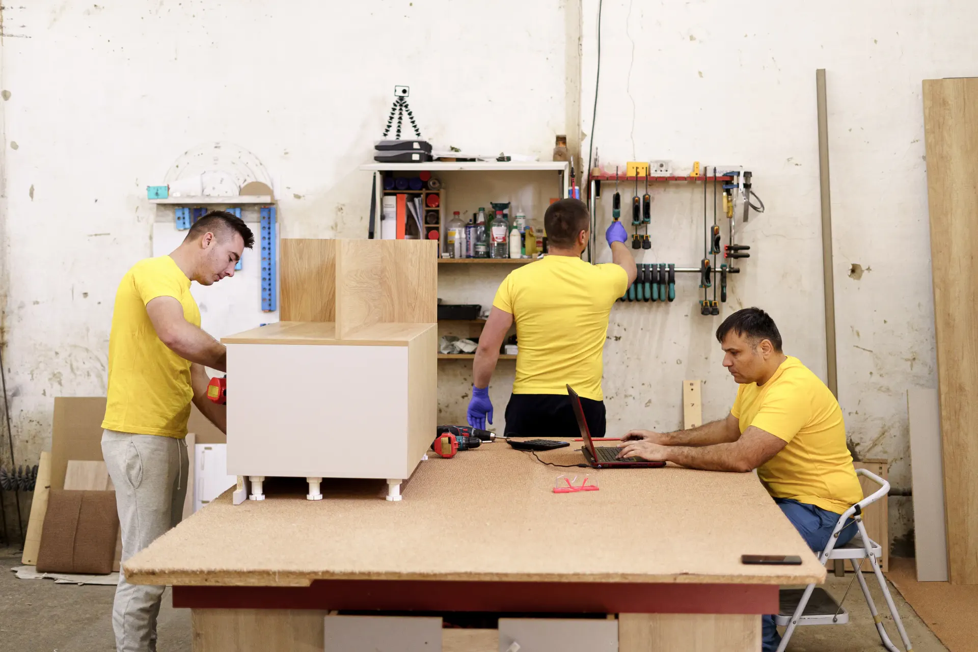 Equipo retirando mobiliario de un espacio comercial