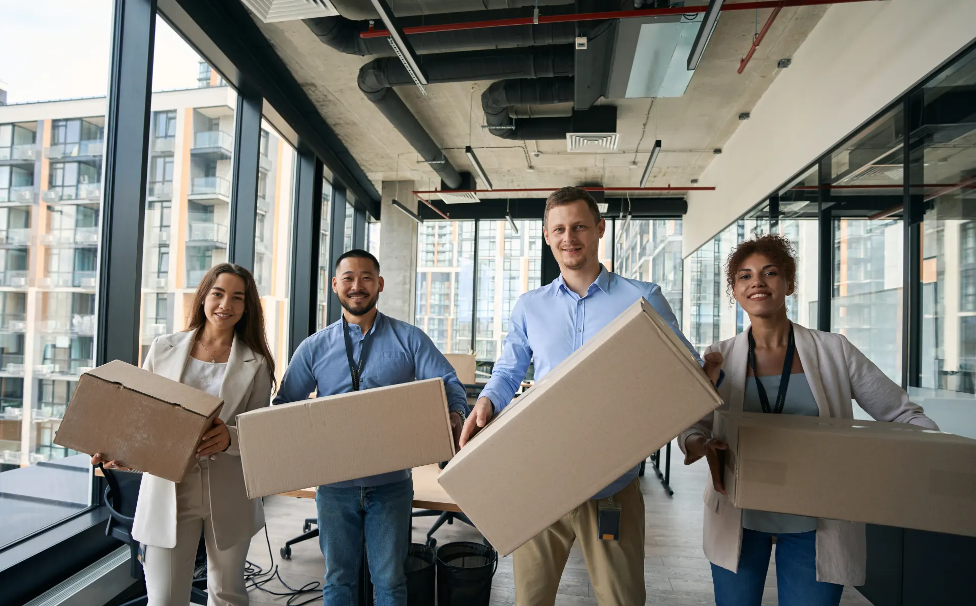 Equipo retirando mesas y material de un espacio de trabajo