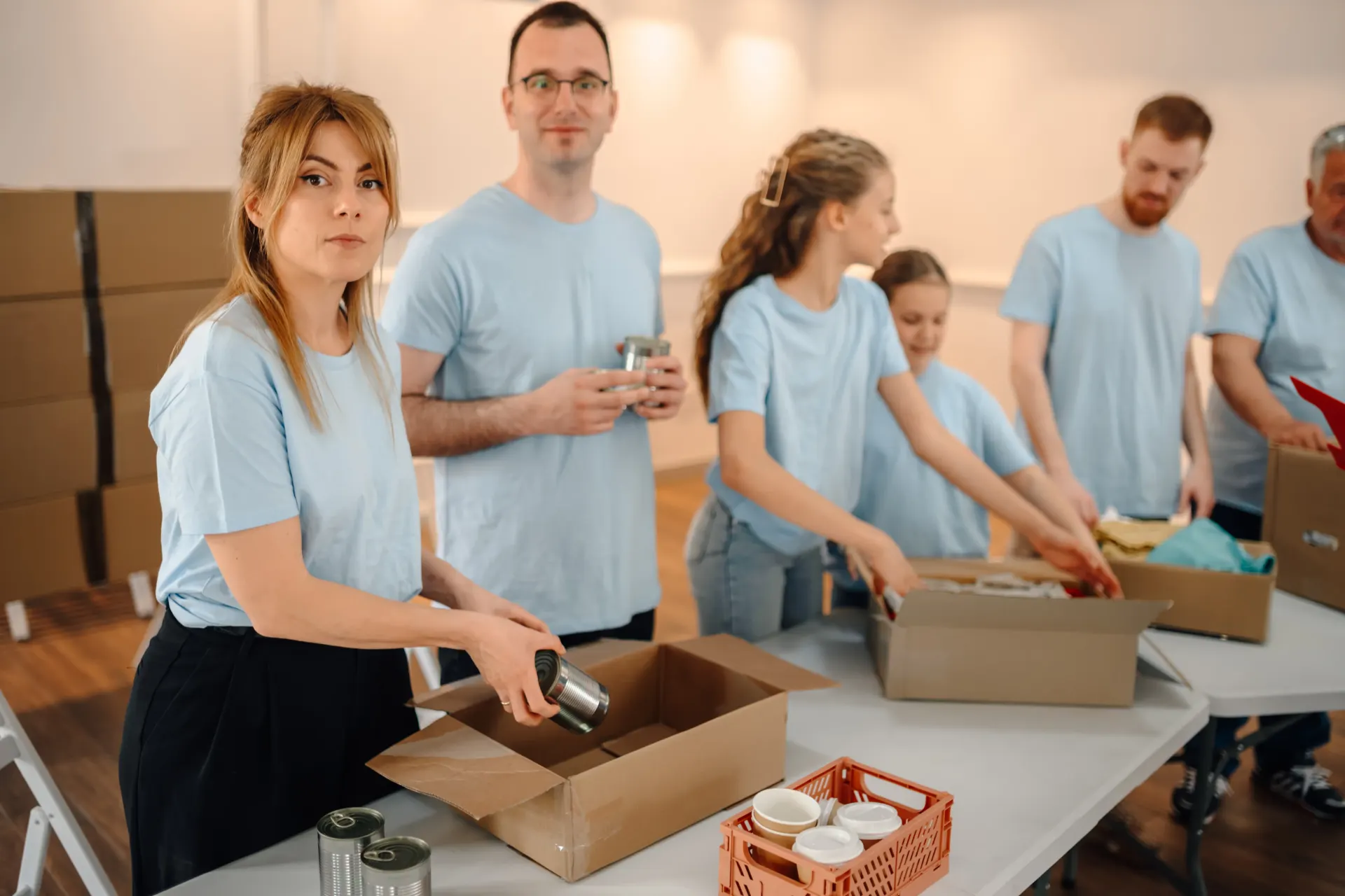 Equipo profesional retirando muebles y cajas de una vivienda